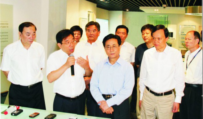 曾任中央书记处书记赵洪祝（时任浙江省委书记）；中央政治局委员黄坤明（时任杭州市委书记）